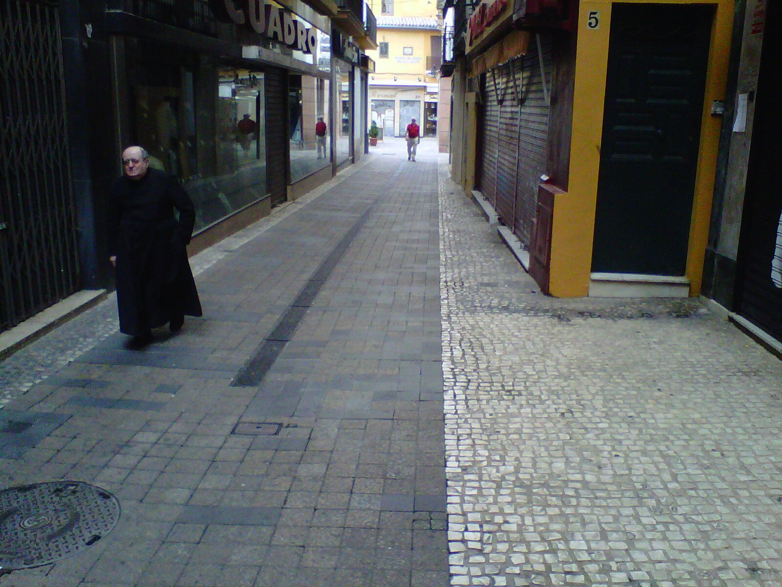 Don José Polo por la calle Alcaicería, en una imagen de archivo