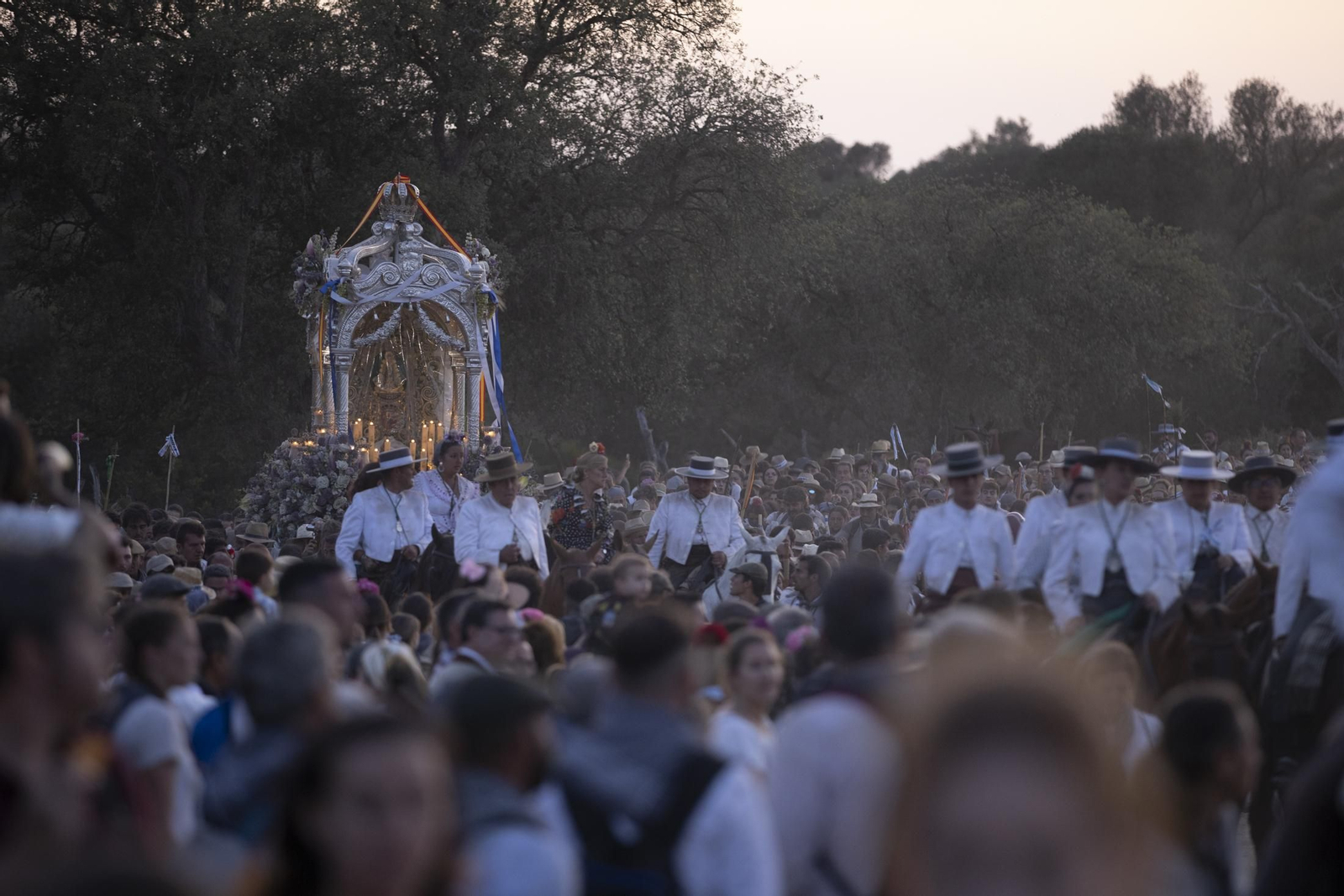El Rocío 2023: Imágenes de la entrada de la Hermandad de Huelva en El Rocío