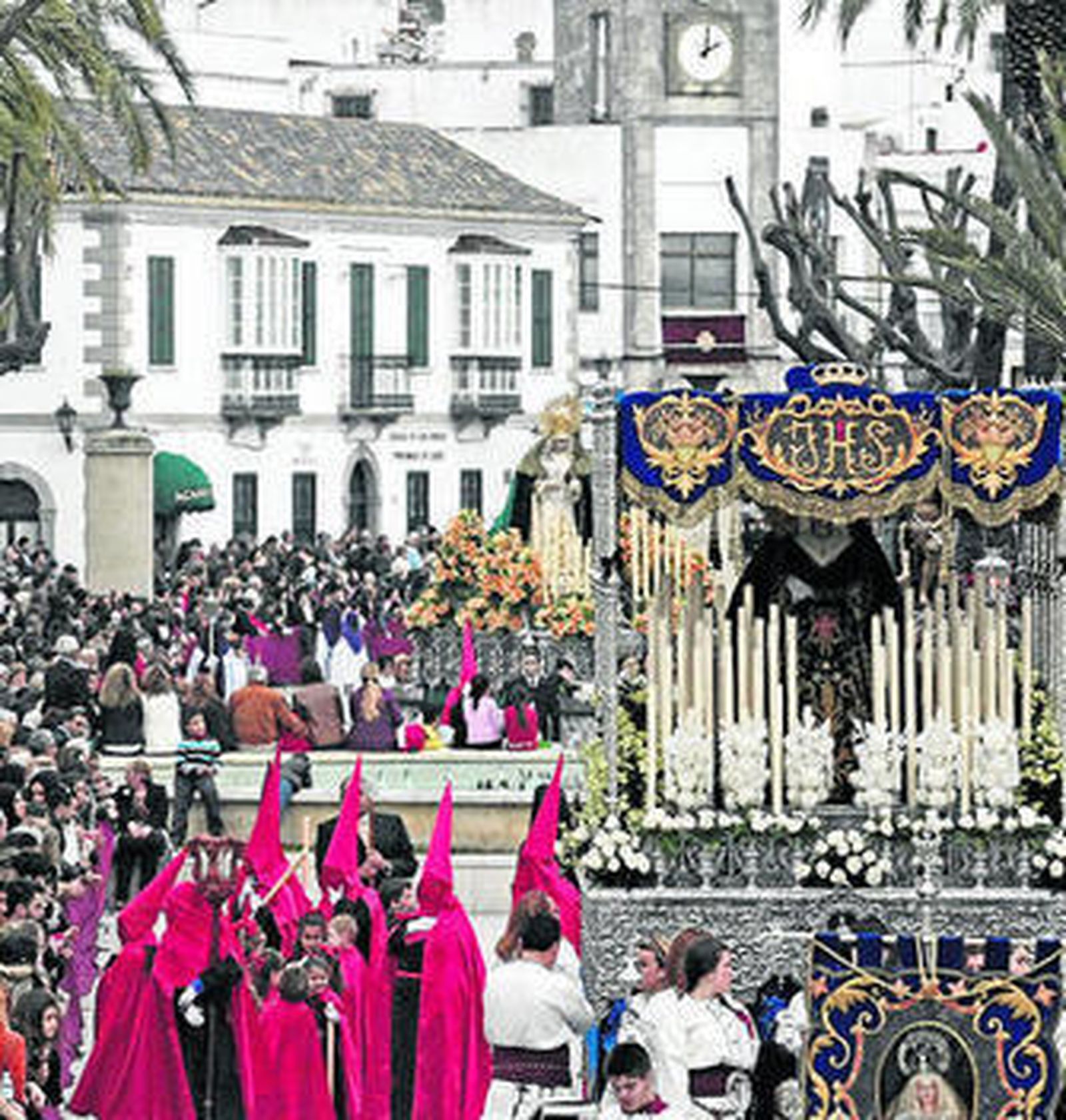 La Alameda Alfonso XI abarrotada de personas viendo la Magna.