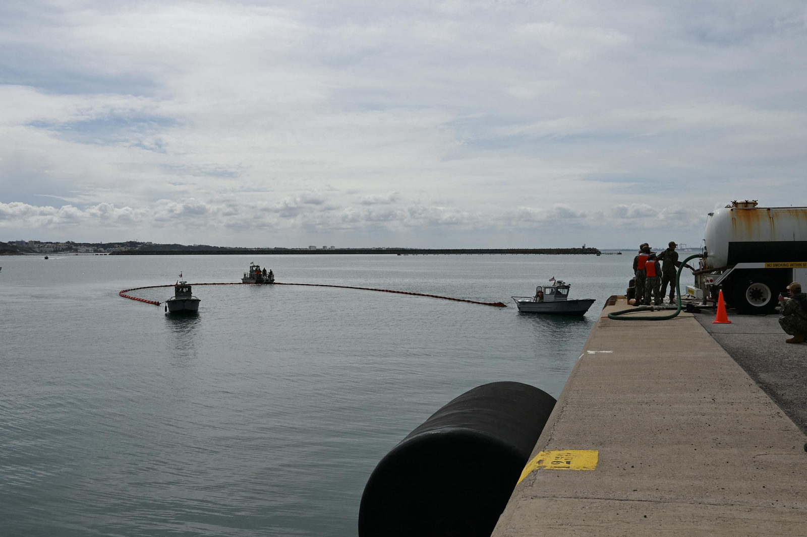 Las imágenes del simulacro de vertido en la Base de Rota