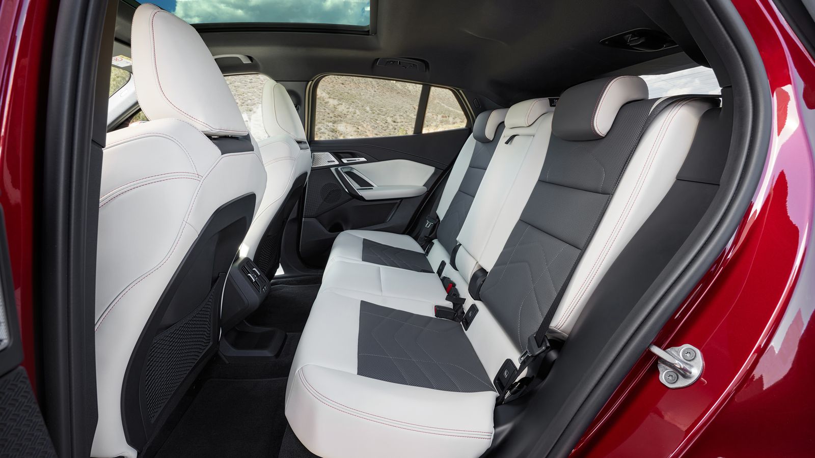 Las plazas traseras tienen ahora más espacio longitudinal que antes, pero el vertical debe estar por debajo del X1.