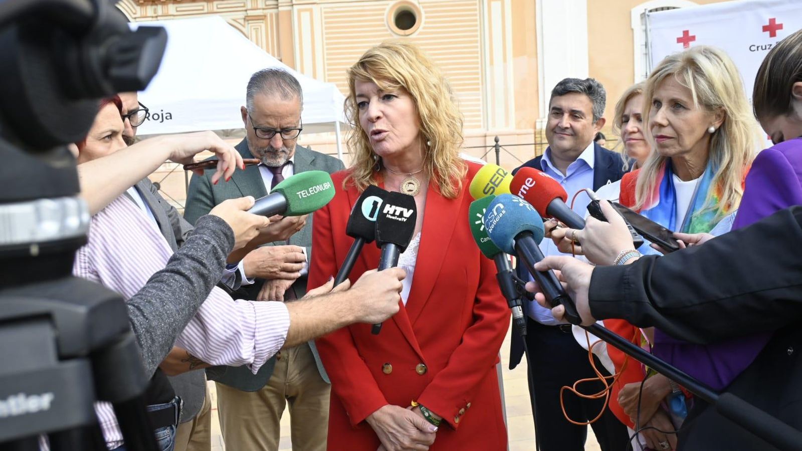 Pilar Miranda acompañada de Manuel Correa, Gracia Bquero y María José Rico en la inuaugración del Día de la Banderita.