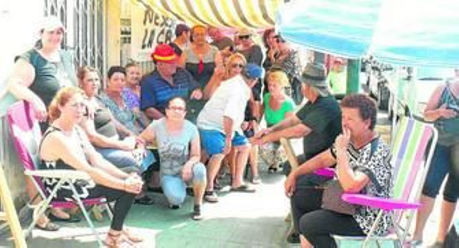 Los manifestantes que han iniciado la huelga colocaron sillas y toldos para protegerse del sol en la puerta de la Virgen del Mar.