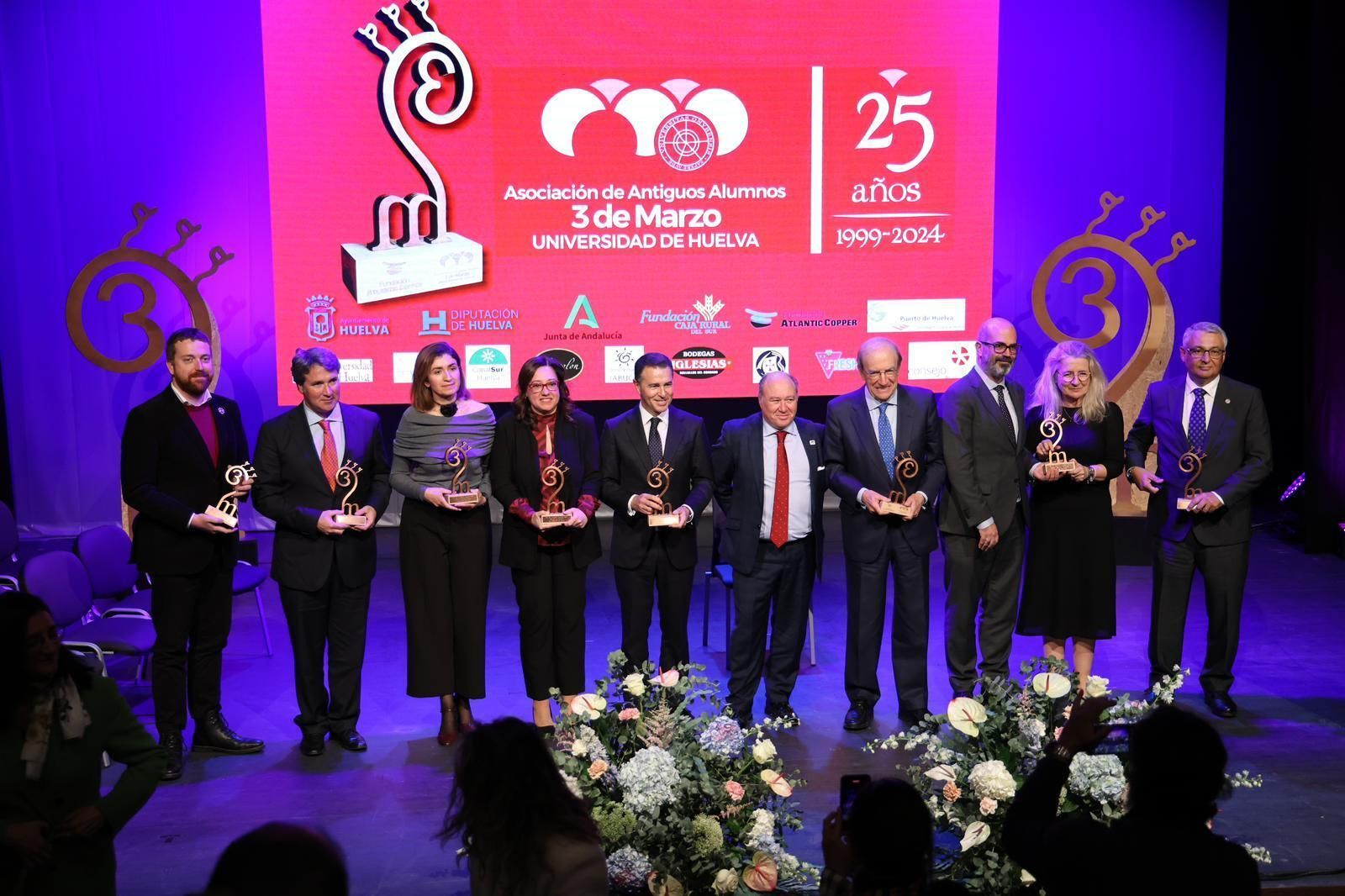 Foto de familia de todos los premiados por la asociación de antiguos alumnos 3 de Marzo.