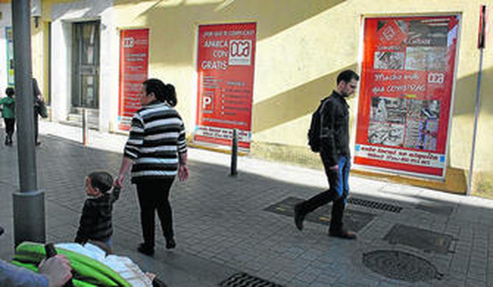 Algunos de los carteles que se han colocado en los escaparates de un comercio cerrado entre las calles Ganado y Nevería.
