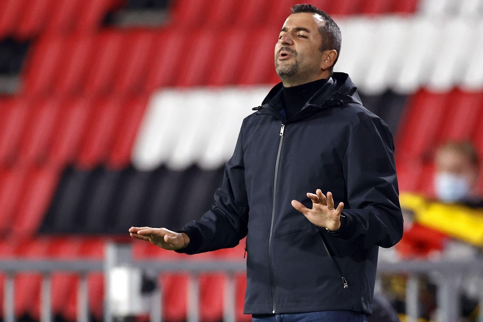 Diego Martinez pide calma durante el encuentro.