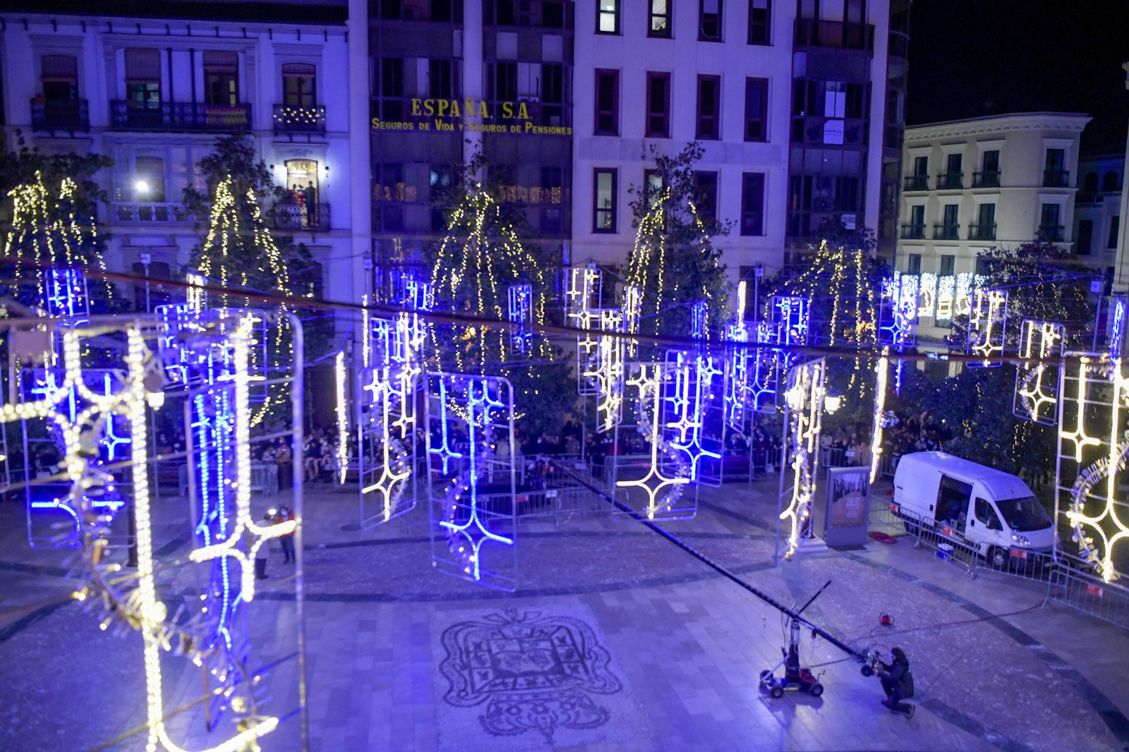 Así fue la Nochevieja 2021 en Granada, en imágenes: uvas en una Plaza del Carmen vallada y ambiente de fiesta en la calle