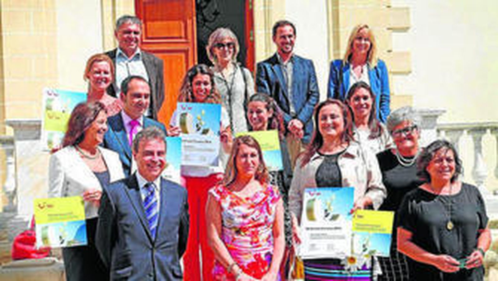 Antonio Real y Pepa Amadosta acompañan a los galardonados hoteleros y los responsables del TUI.