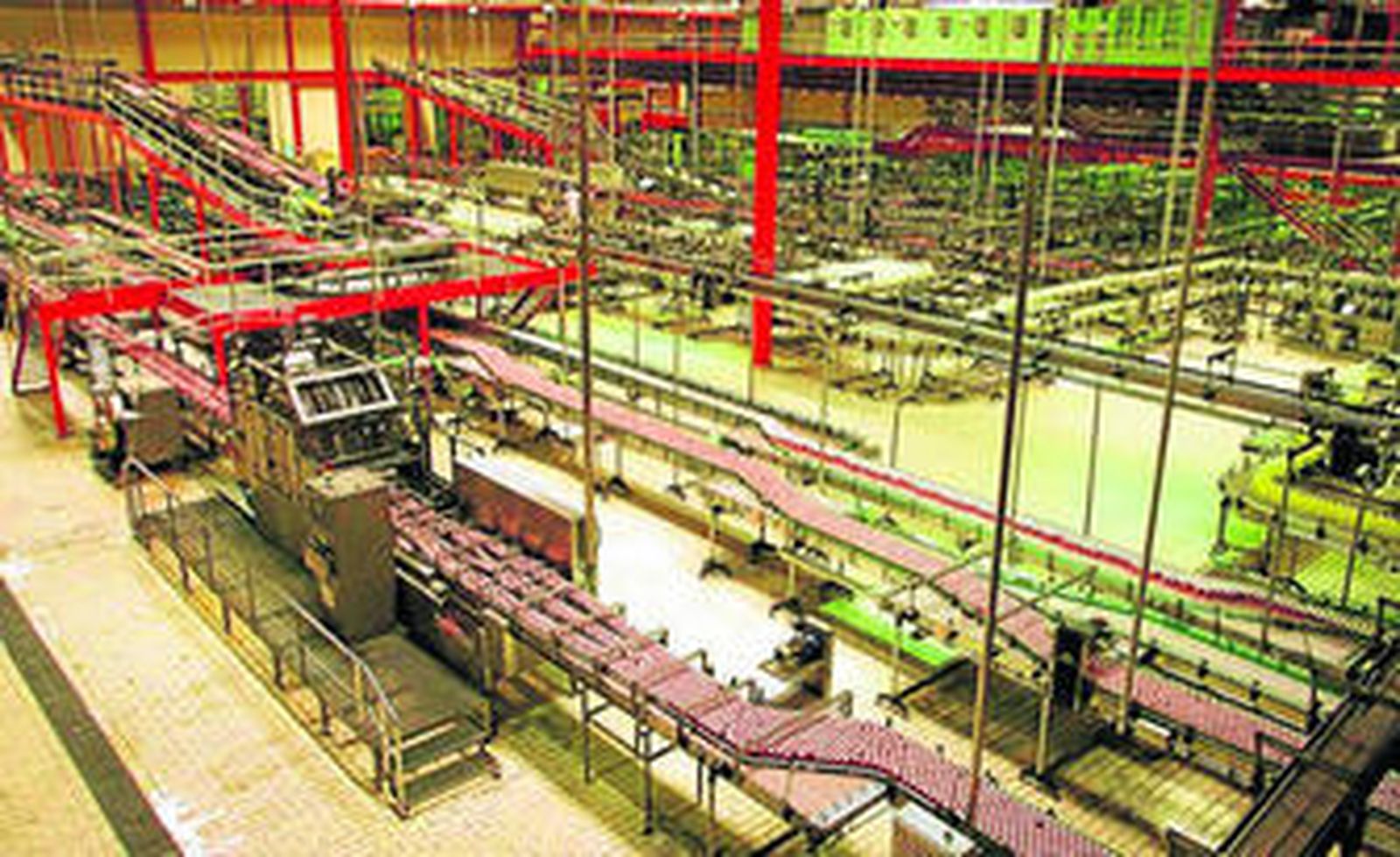 Fábrica de Rendelsur en Sevilla, en la que se embotella para Coca-Cola.