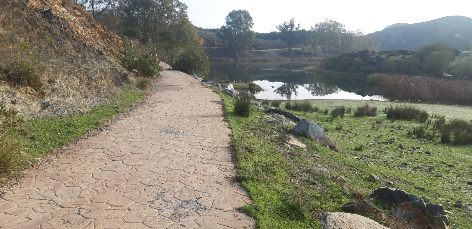 Tras la zona pantanosa, tocan unos metros sobre empedrado