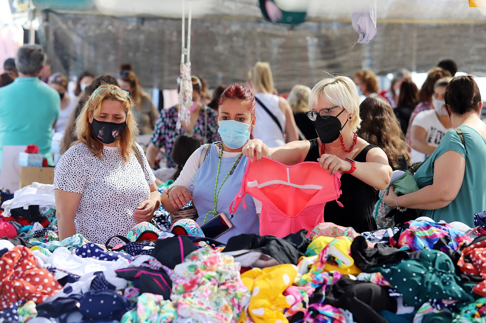 Imágenes del gran ambiente en el mercadillo de Huelva en su segundo domingo