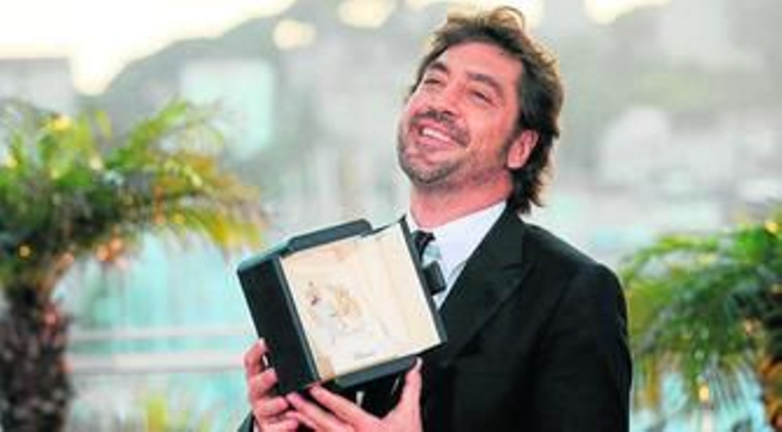 Javier Bardem, pletórico, sonríe con su galardón en Cannes al Mejor Actor, que comparte con el italiao Elio Germano.