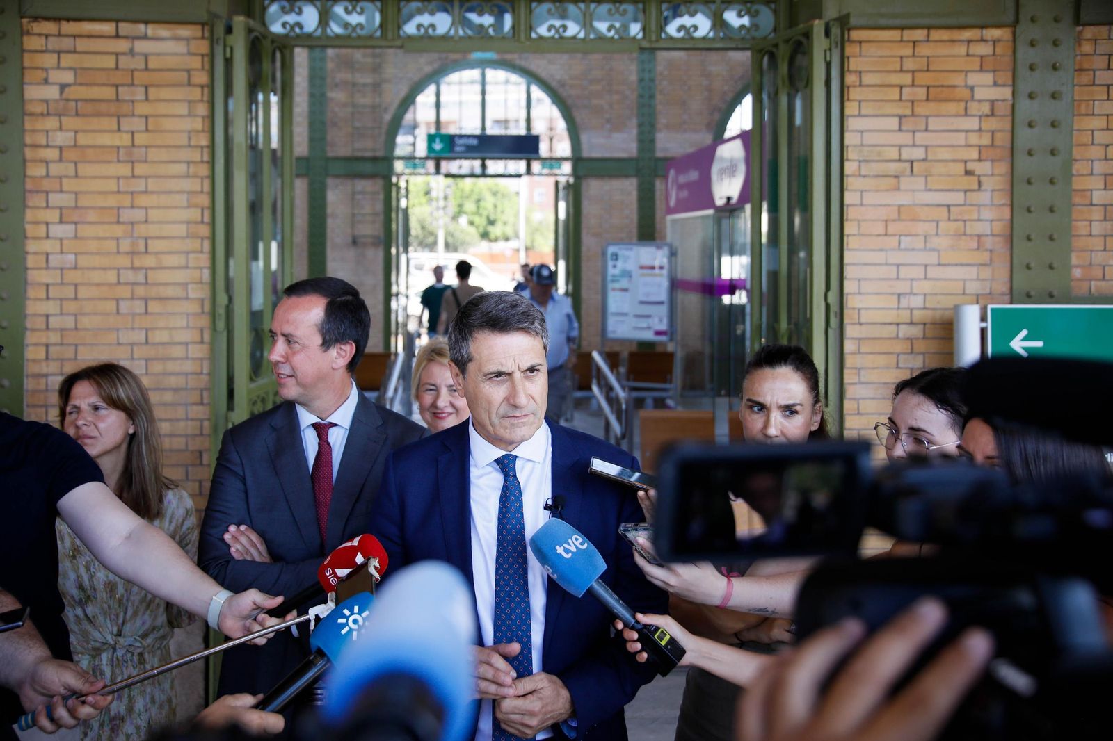 El delegado del Gobierno, Pedro Fernández, visita la estación histórica de Renfe en Almería, en imágenes