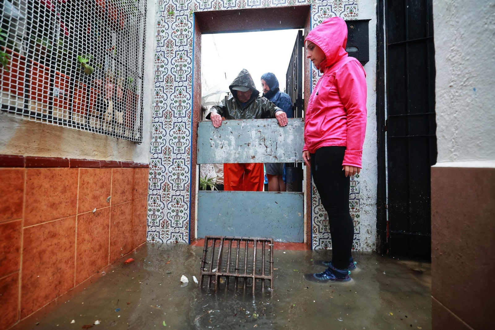 Imágenes de calles inundadas y vecinos achicando agua en San Fernando