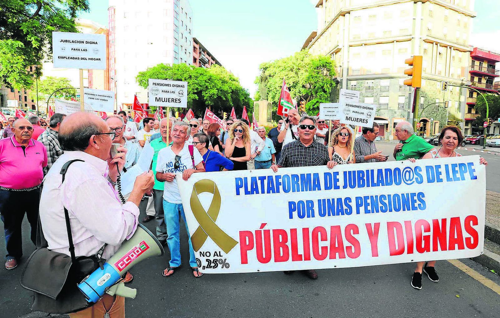 La representación de la Plataforma de Jubilados de Lepe por unas Pensiones Públicas y Dignas durante la manifestación.