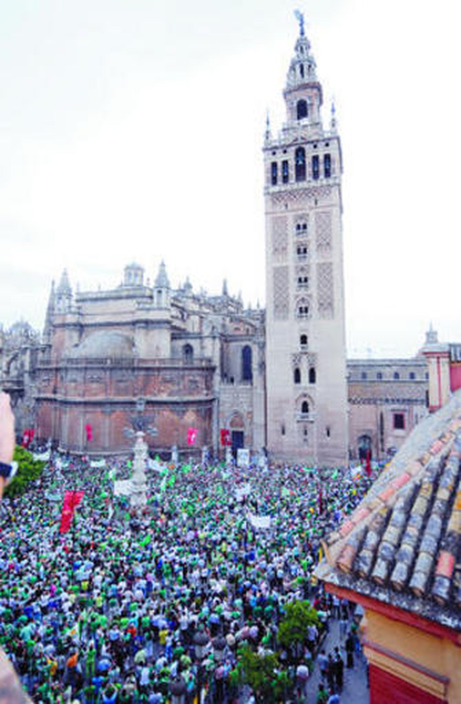 1. Unos 60.000 béticos se manifestaron ayer por las calles de Sevilla contra la gestión de Manuel Ruiz de Lopera. 2. Ex jugadores como Gordillo y Rincón subieron a un escenario en la Plaza Nueva, desde donde se dirigieron a los congregados. 3. Las pancartas contra Lopera fueron contundentes. 4. José Rodríguez de la Borbolla, ex presidente de la Junta, saluda a Rogelio Gómez, 'Trifón', en presencia de Adolfo Cuéllar, presidente de la Liga de Juristas Béticos.