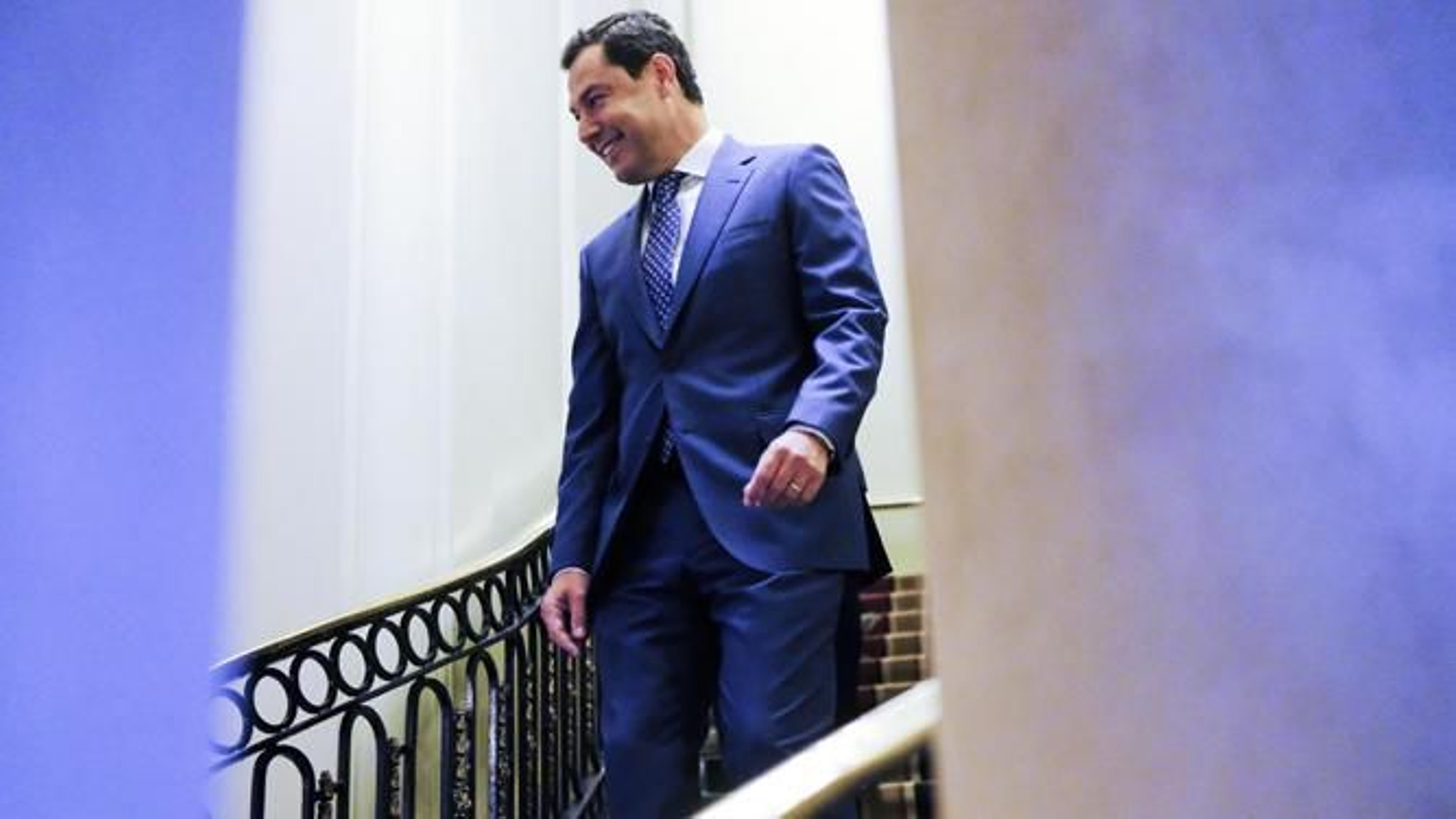 El presidente de la Junta de Andalucía llega al desayuno informativo en Madrid.