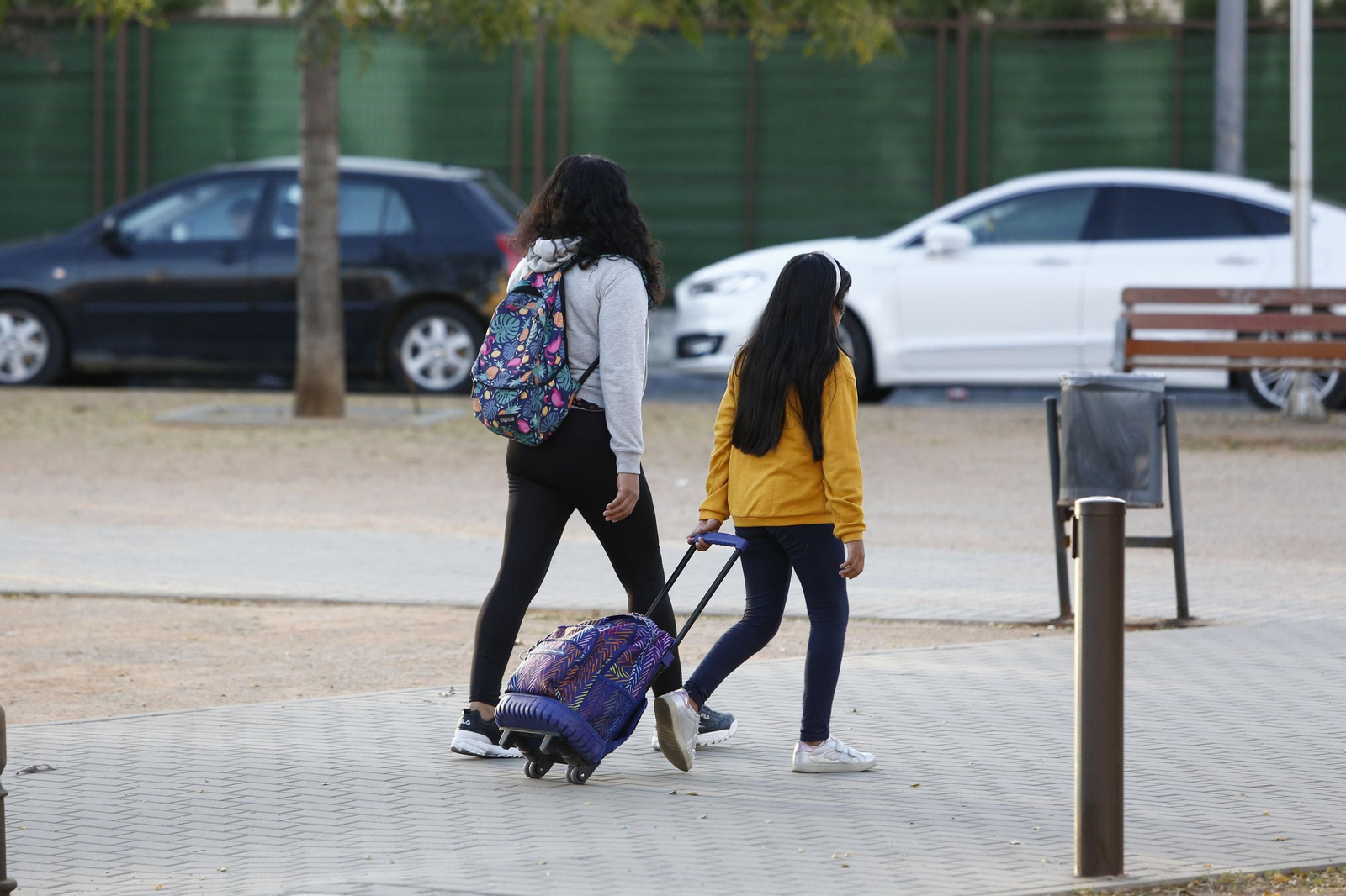 Dos alumnas se dirigen a su centro escolar en una imagen de archivo.