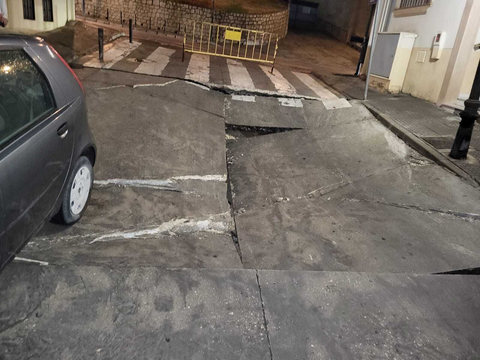 Una de las calles afectadas por la lluvia en Baena.