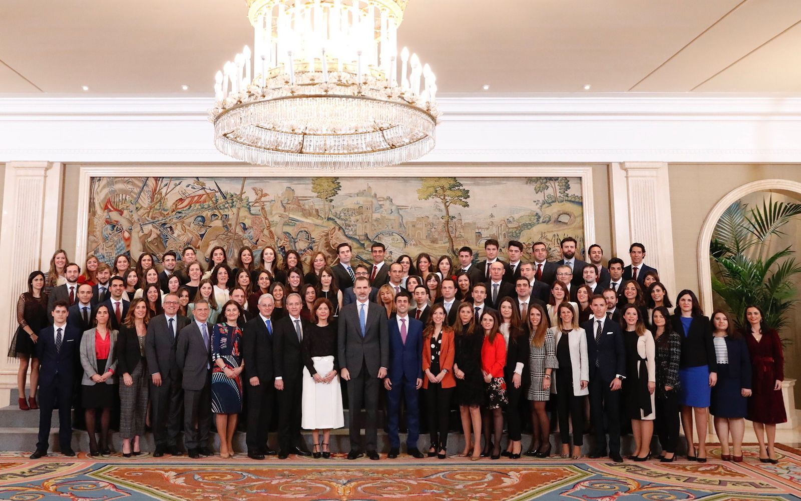 Fotografía de grupo de Su Majestad el Rey con la XXI promoción del Cuerpo Superior de Inspectores de Hacienda del Estado.