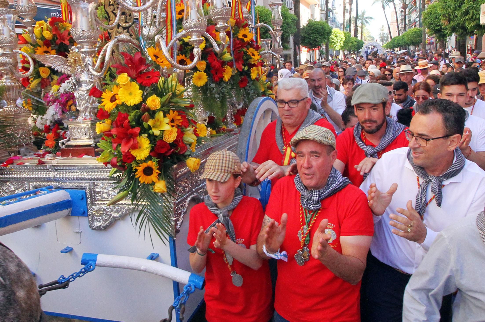 Imágenes de los caballistas, peregrinos a pie y carros de la Hdad de Emigrantes