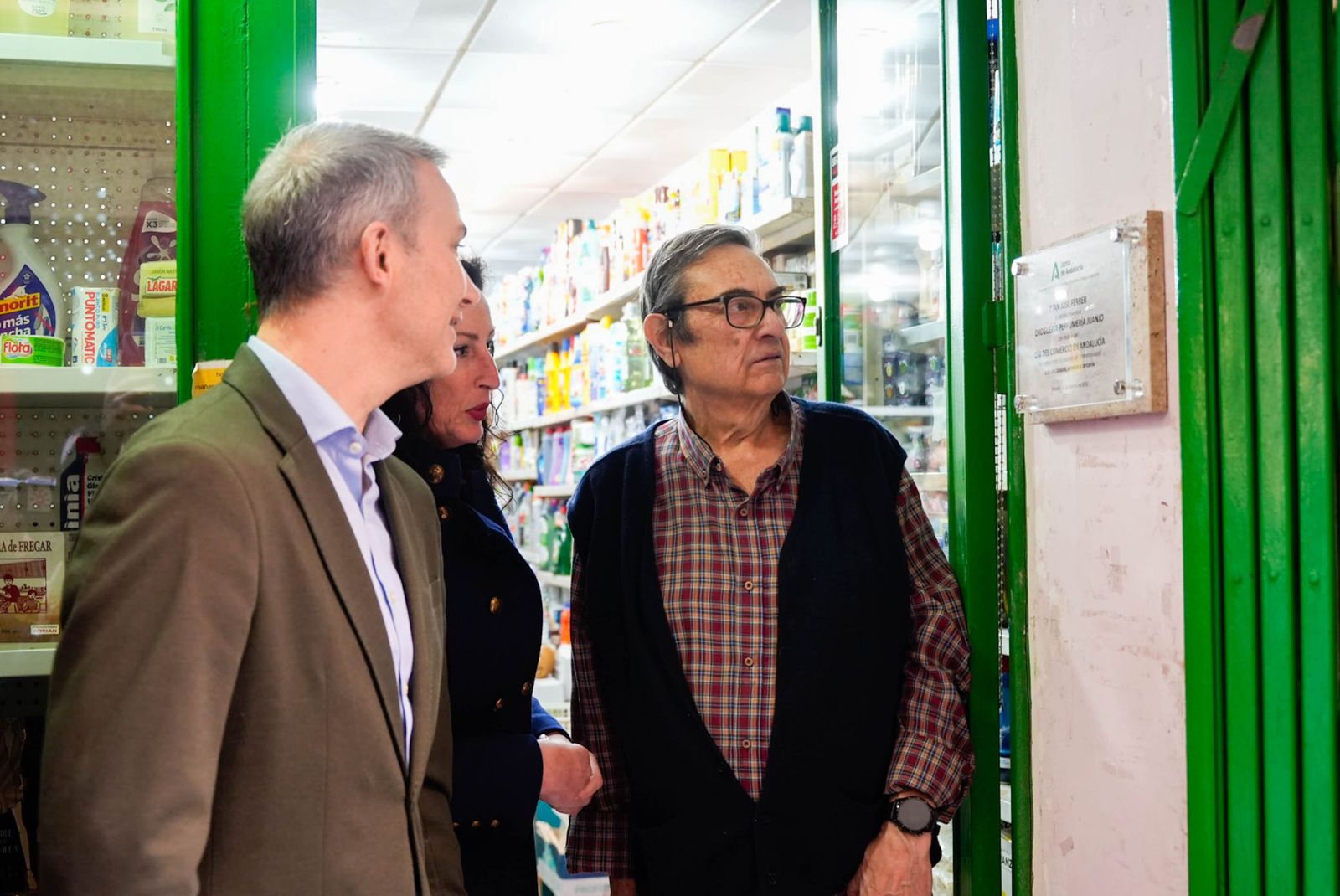 Un negocio familiar de Almería con más de medio siglo de historia es reconocido en el Día del Comercio