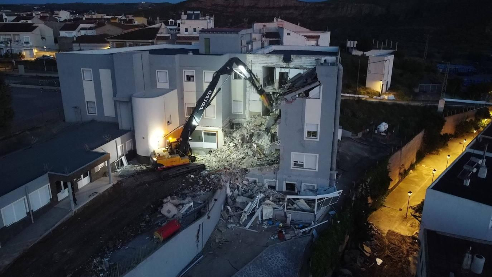 Momento de la demolición de la residencia de Sorbas.