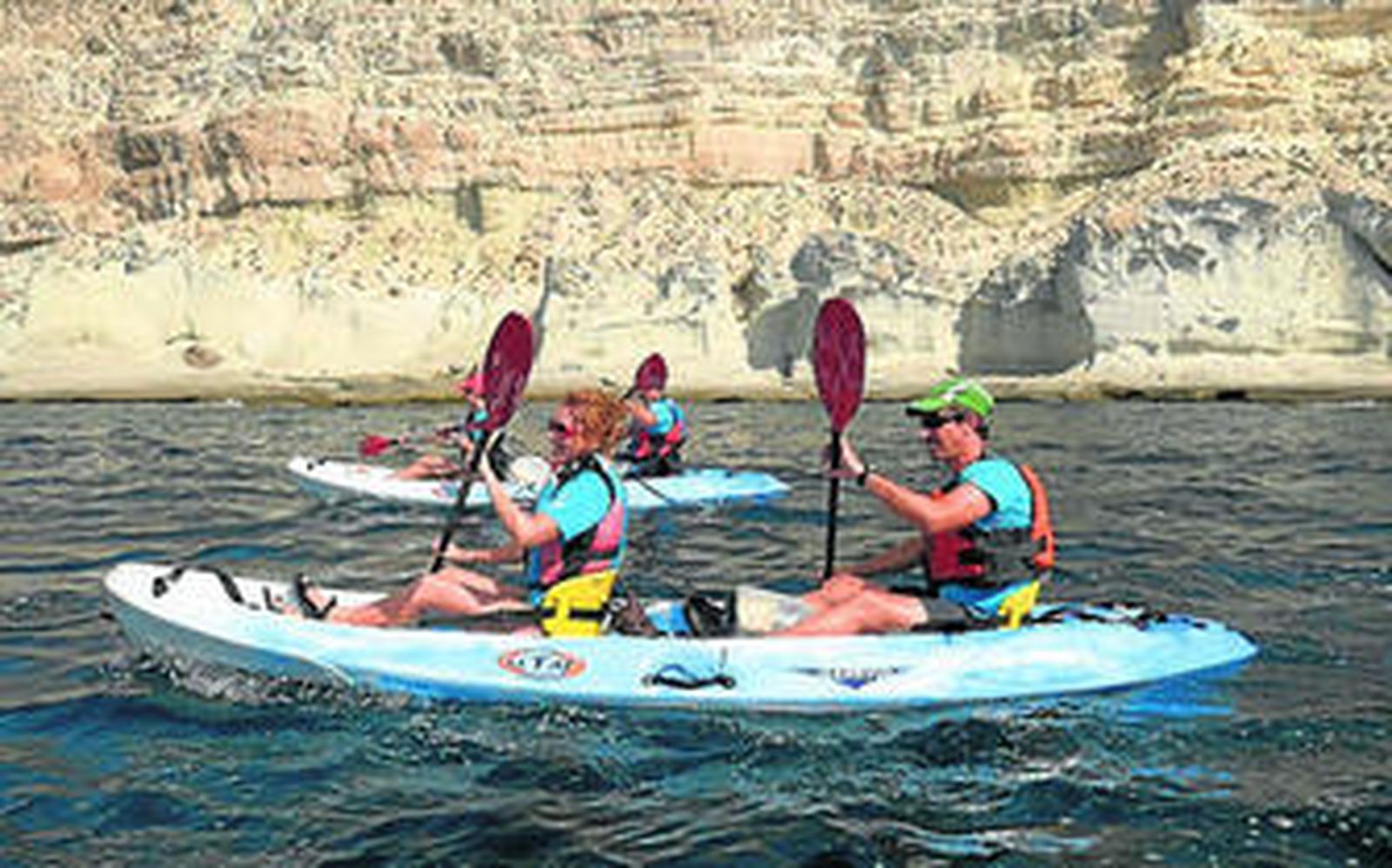 La práctica del kayak es una de las muchas posibilidades que permite el Parque Natural de Cabo de Gata-Níjar.
