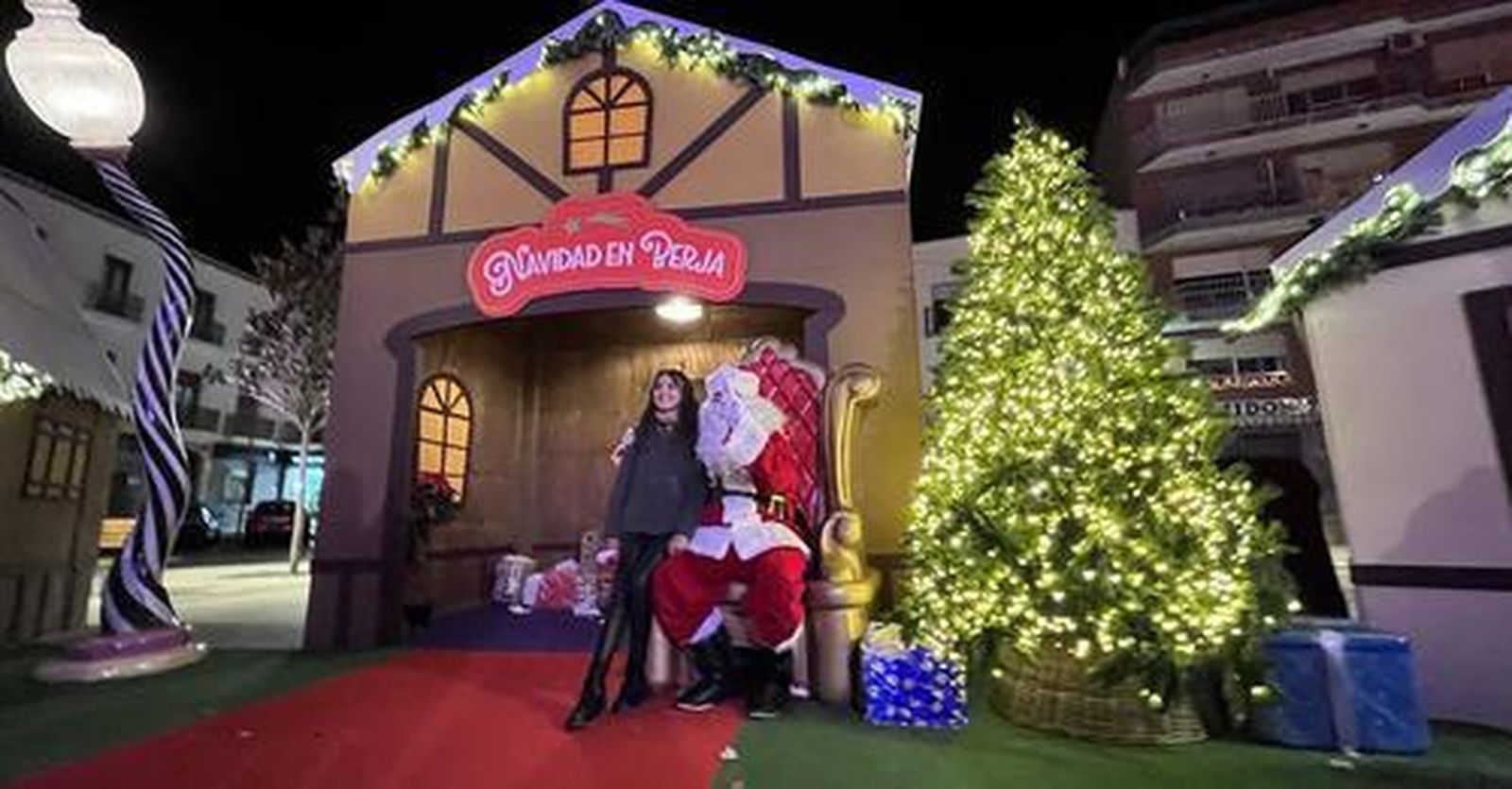 Papá Noel 'despacha' desde su casa en el poblado navideño