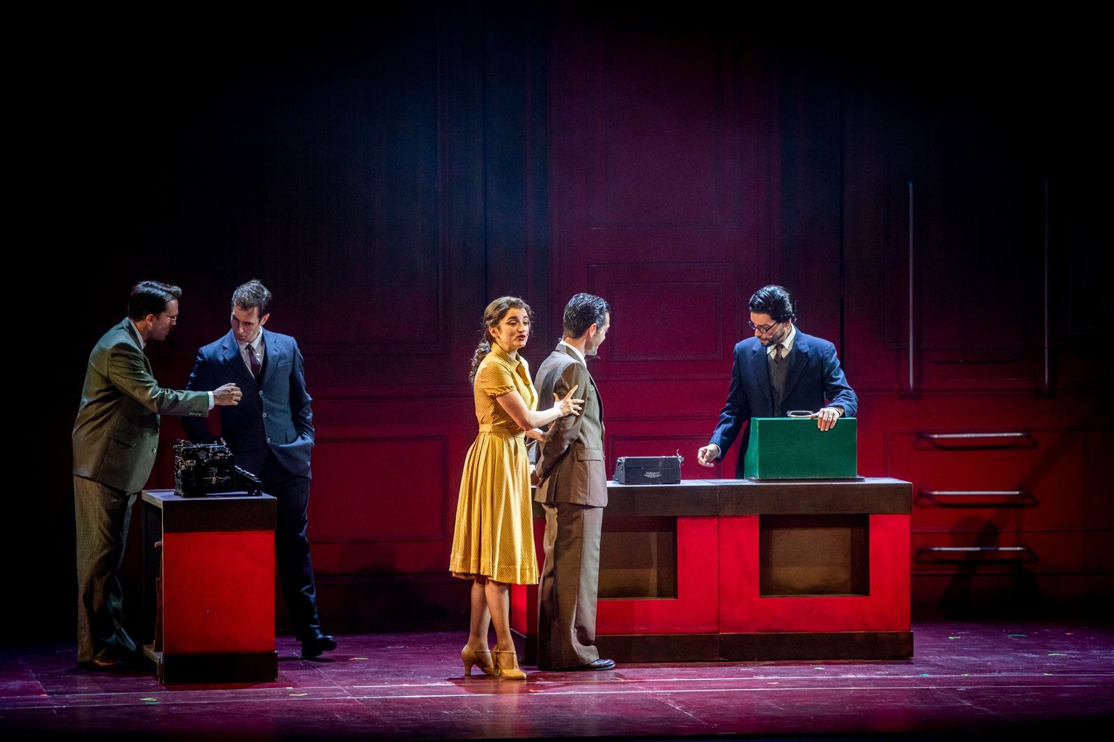 Imágenes del musical 'El tiempo entre costuras' en el Gran Teatro Falla