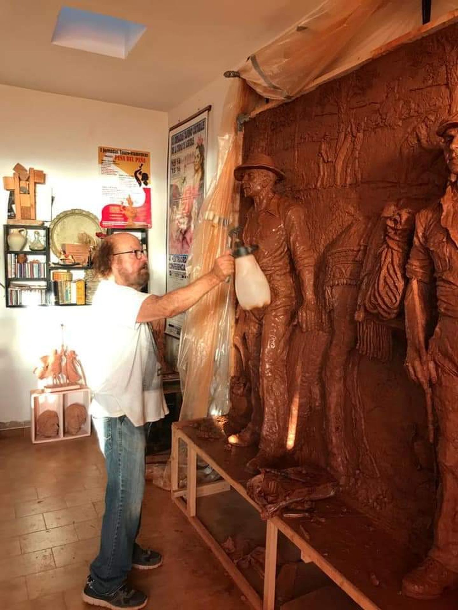 Jesús Cuesta Arana trabajando en una de sus obras.
