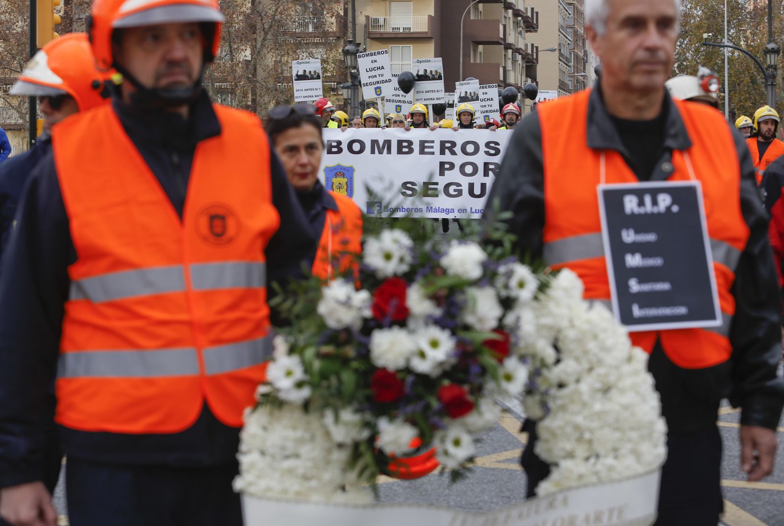 Las imágenes de la 'marcha fúnebre' de los bomberos en Málaga