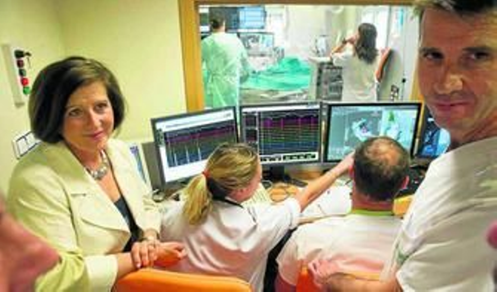 María José Sánchez Rubio, consejera de Igualdad y Políticas Sociales, ante el navegador de arritmias del Hospital Virgen de las Nieves de Granada.