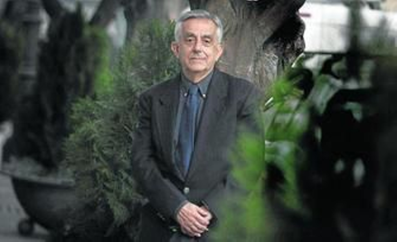 El escritor Antonio Rodríguez Almodóvar, retratado en la Plaza Nueva.