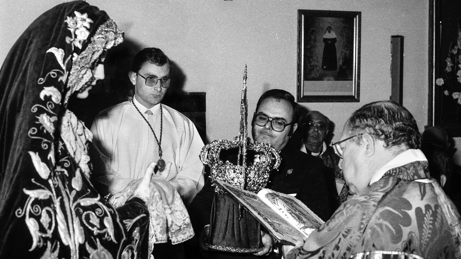 Antonio J. Dubé de Luque sostiene la corona mientras lee una oración el padre Federico María Pérez-Estudillo Sánchez.