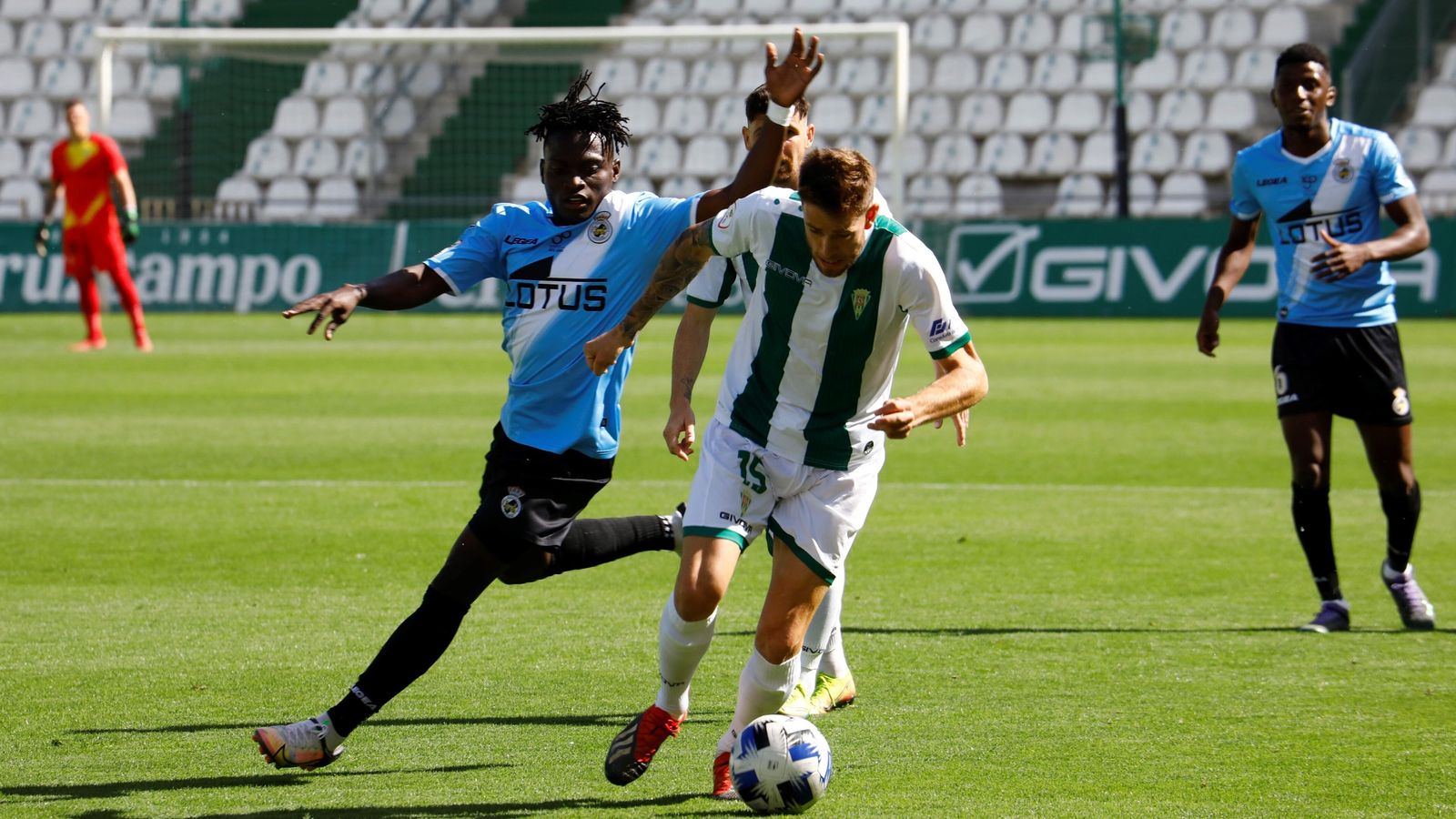 Nahuel deja atrás a Koroma, en un ataque del Córdoba CF en la primera parte.