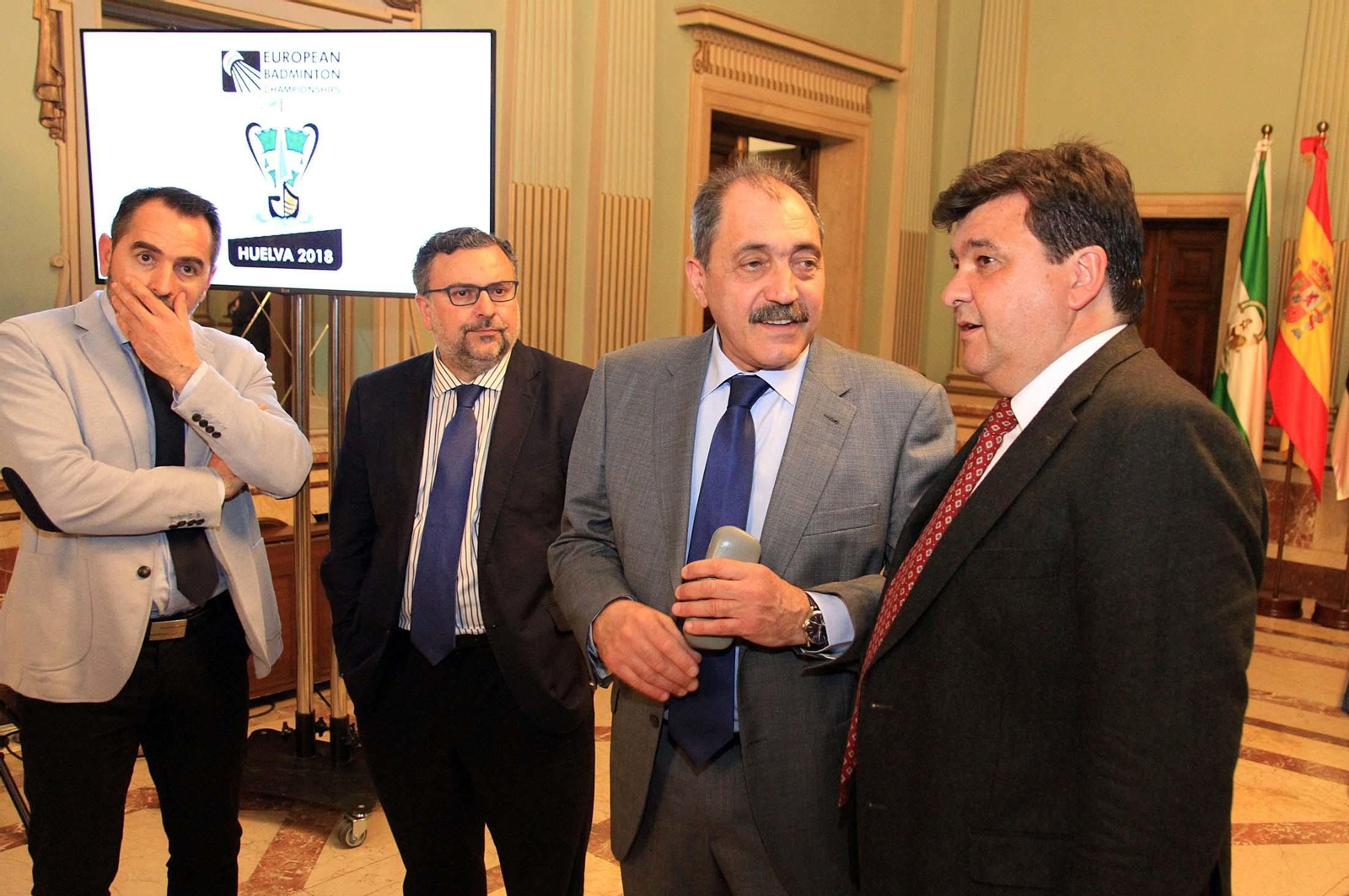 Imágenes de la recepción en el ayuntamiento a organizadores y participantes del Campeonato Europeo de Bádminton que se celebra en Huelva