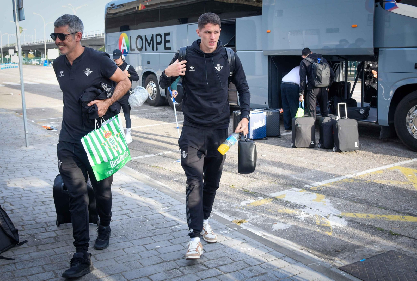Imágenes de la salida del Real Betis hacia Florencia