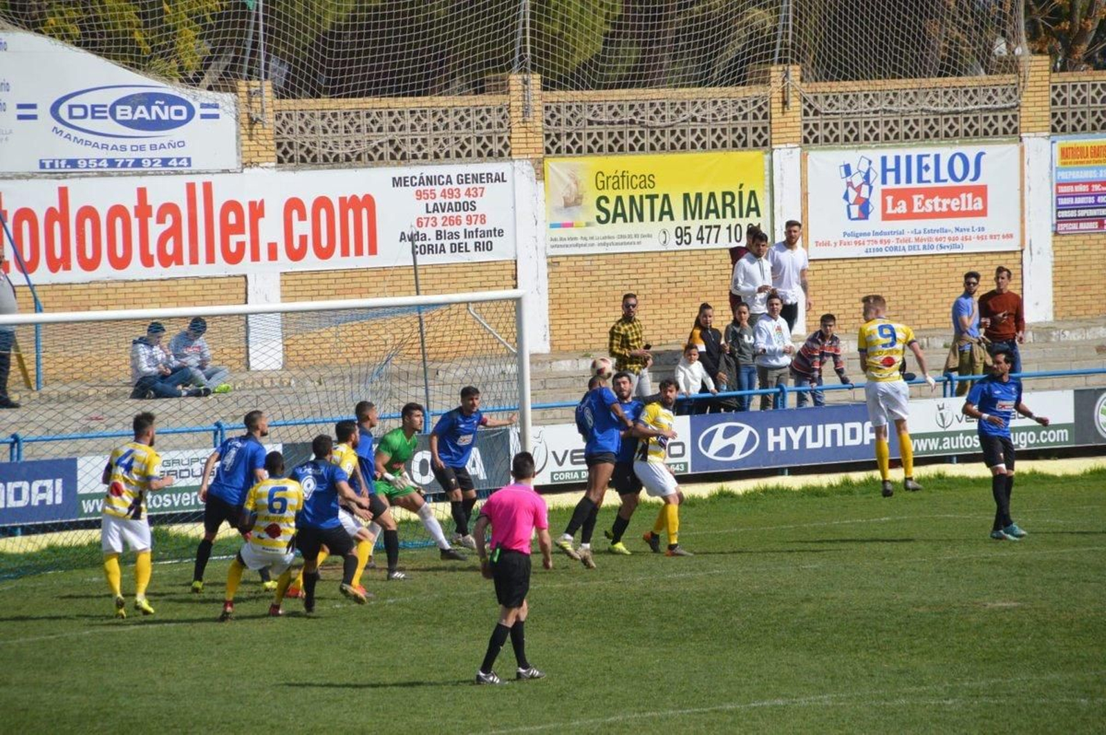 Ekedo despeja el cuero en una acción del choque de ayer.