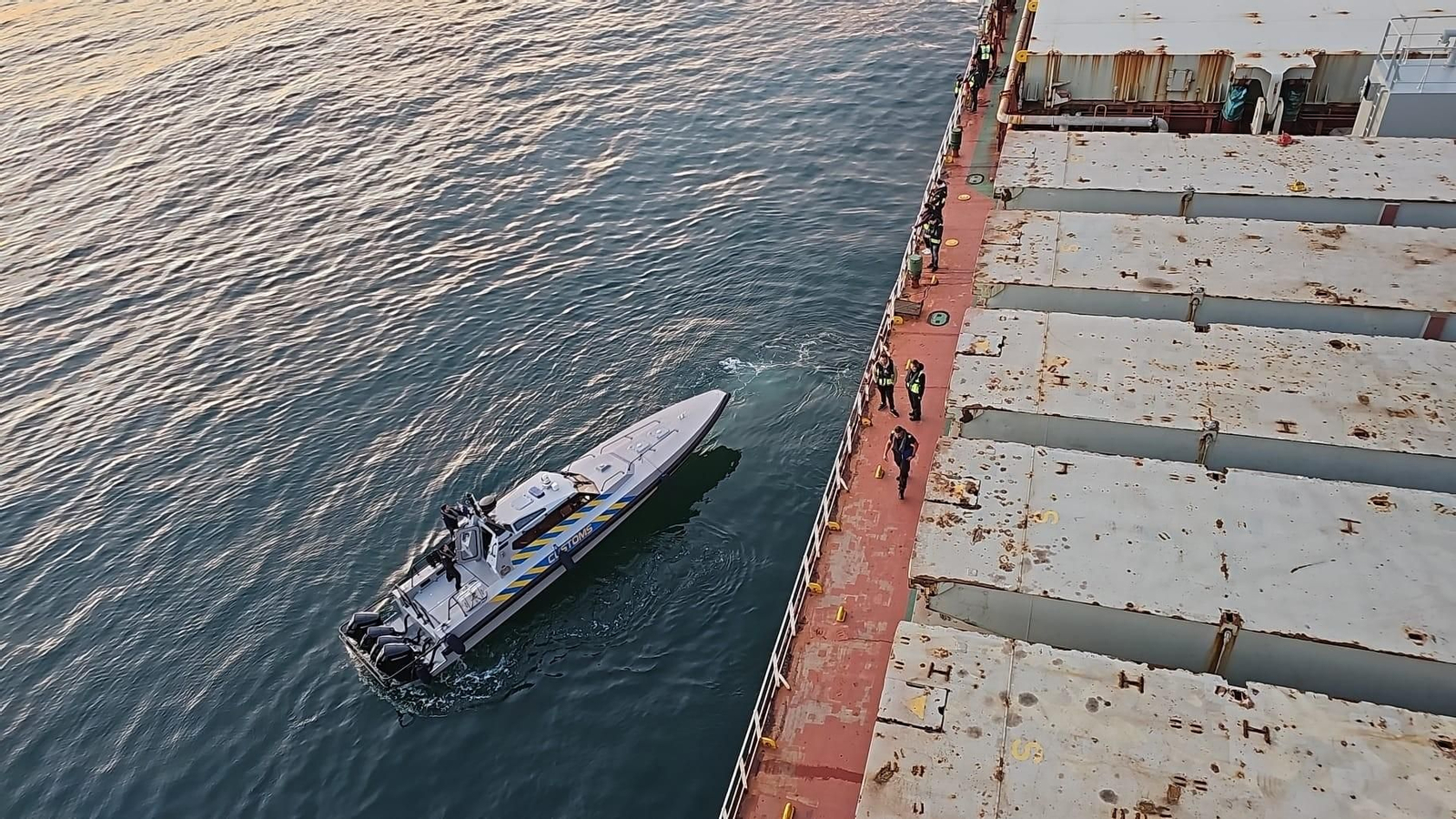 Aduanas de Gibraltar, a bordo del buque que transportaba la cocaína.