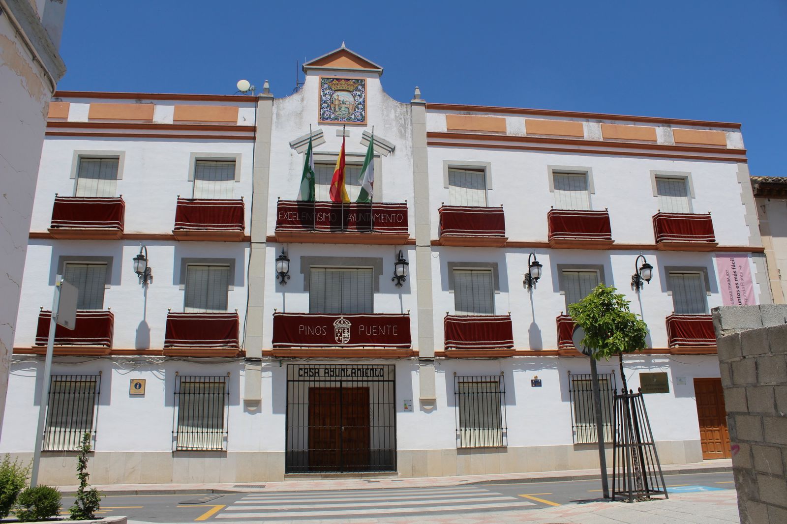 Fachada principal del Ayuntamiento de Pinos Puente.