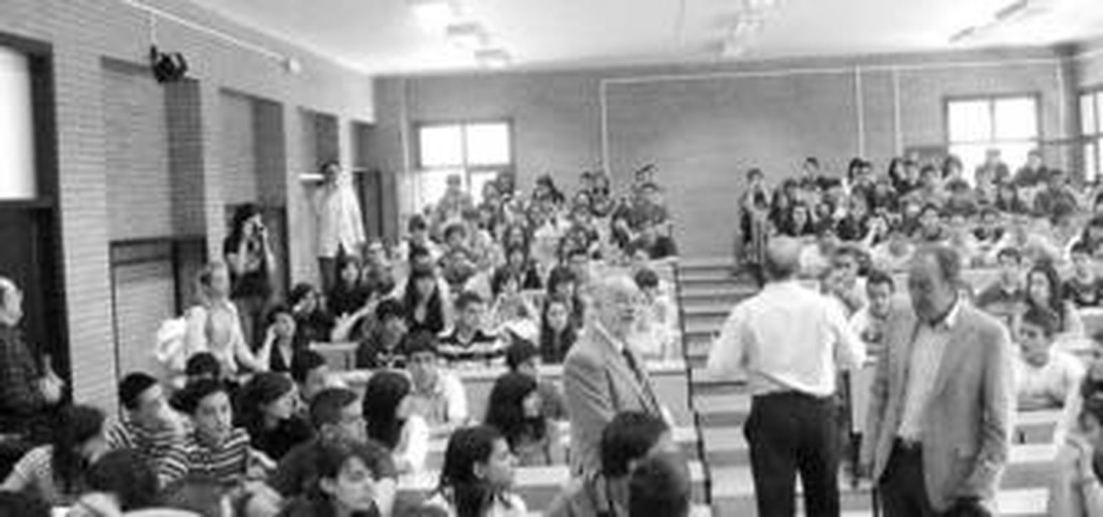 El Rector, Pedro Molina y el delegado  provincial de la Consejería de educación, Francisco Maldonado, junto con los niños de los diferentes centros.