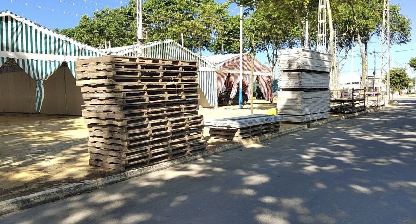 El montaje de las casetas arrastra un evidente retraso, a pocos días de la Feria.