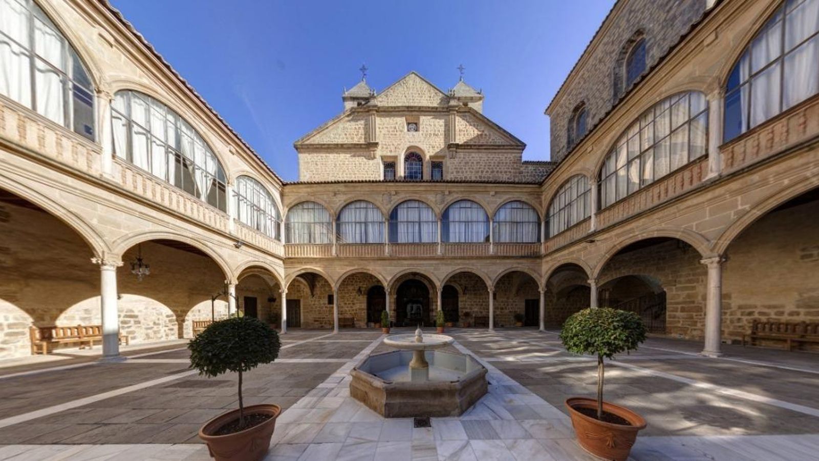 Patio interior del Hospital de Santiago.