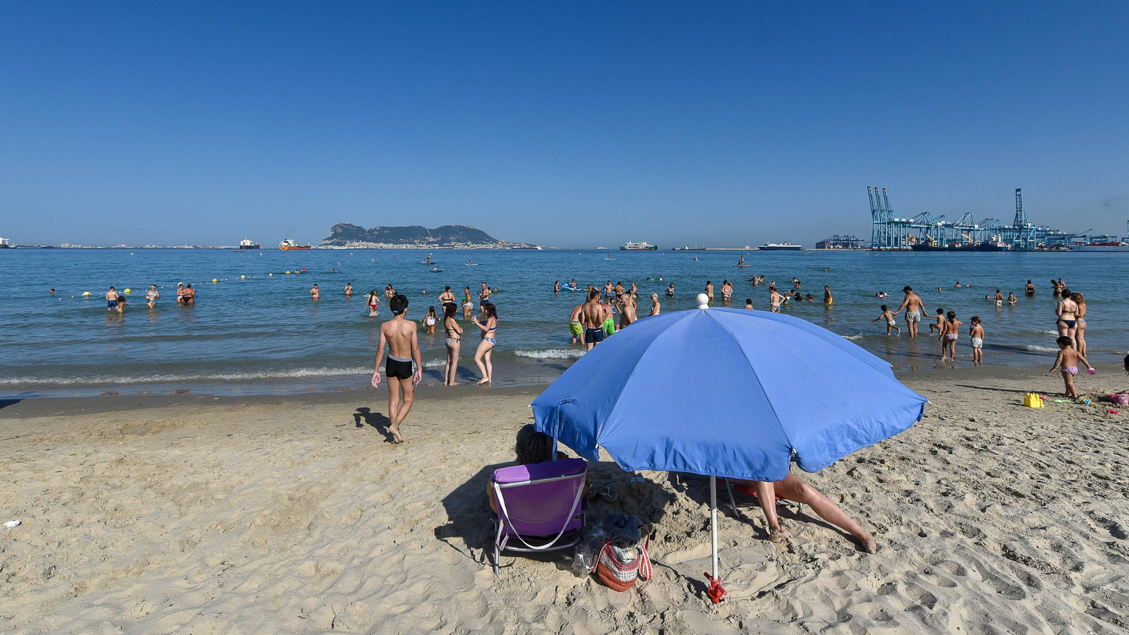 Fotos de la tarde en la playa del El Rinconcillo en plena ola de calor