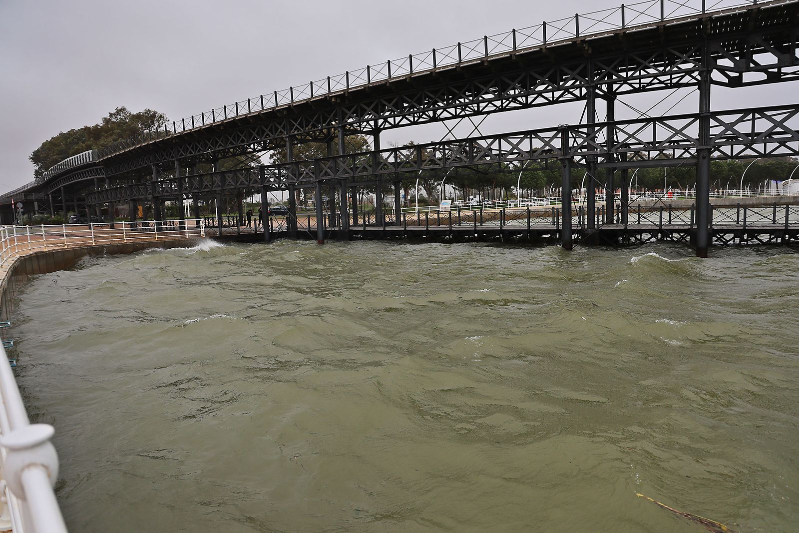 Muelle de carga de la Riotinto con marea alta en la borrasca Leonardo (19)