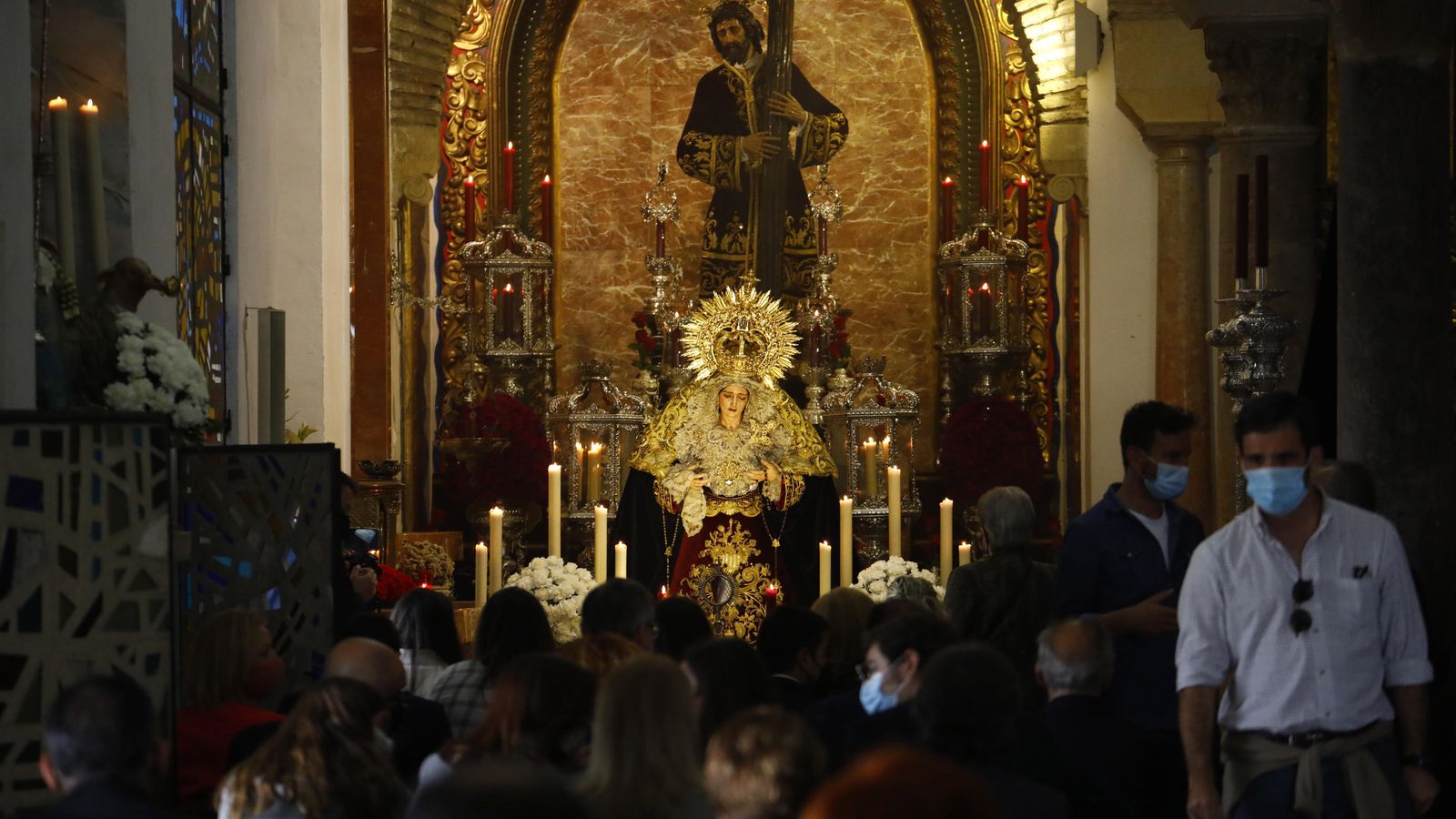 Los titulares de la Vera-Cruz, durante el acto de veneración.