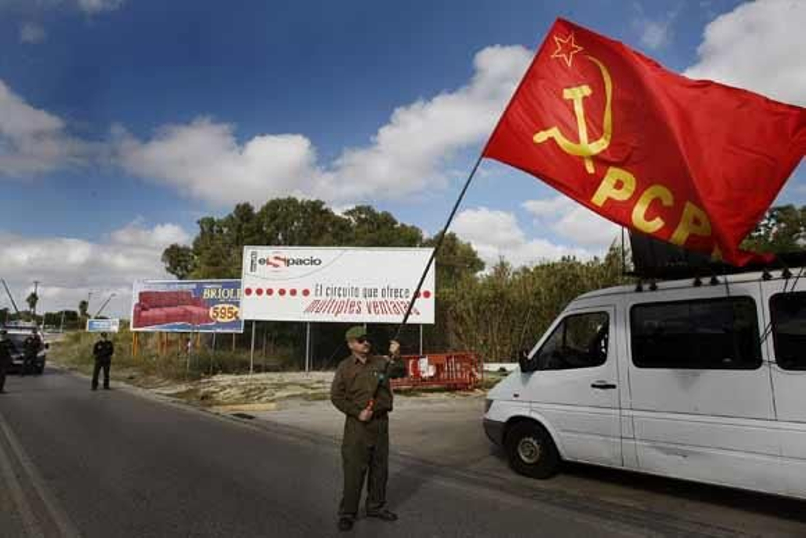 Una veintena de organizaciones participaron en esta protesta bajo el lema 'La guerra empieza aquí...Paremos la Otan'

Foto: Fito Carreto