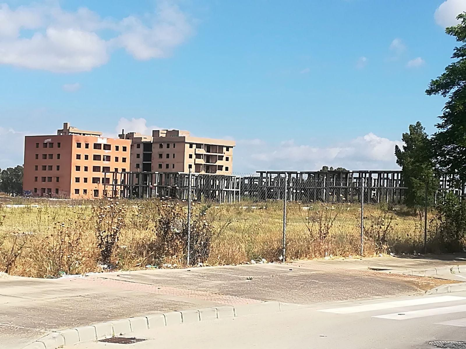 Edificios sin terminar de construir, junto a La Marquesa.