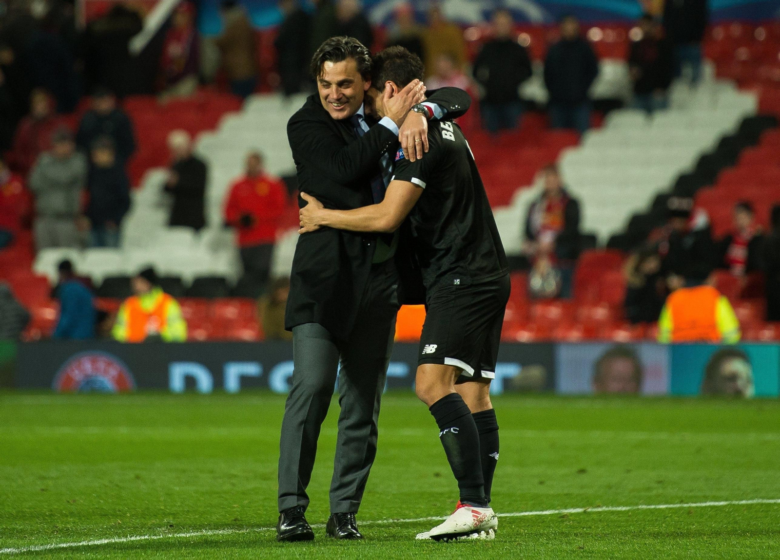 Ben Yedder recibe la felicitación de Vincenzo Montella al término del partido.